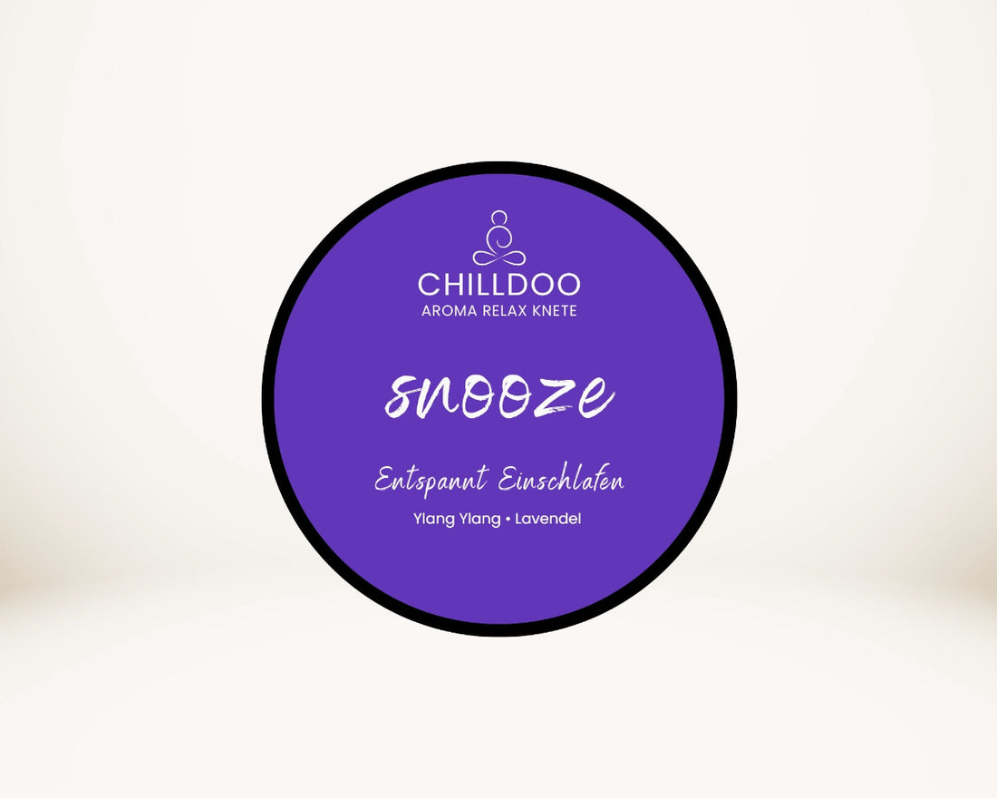CHILLDOO Duftknete snooze in lila mit Düften von Ylang Ylang und Lavendel.
