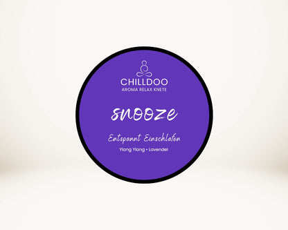 CHILLDOO Duftknete snooze in lila mit Düften von Ylang Ylang und Lavendel.