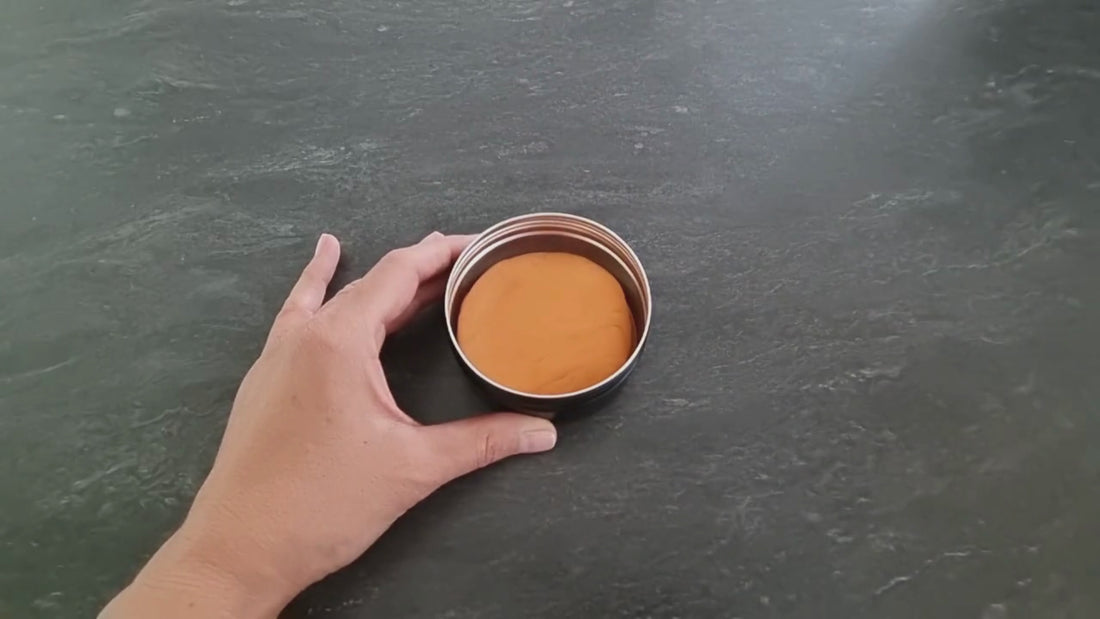 Video zeigt Hände, die die CHILLDOO Duftknete langsam kneten und formen, um ihre angenehme und formbare Konsistenz zu veranschaulichen.